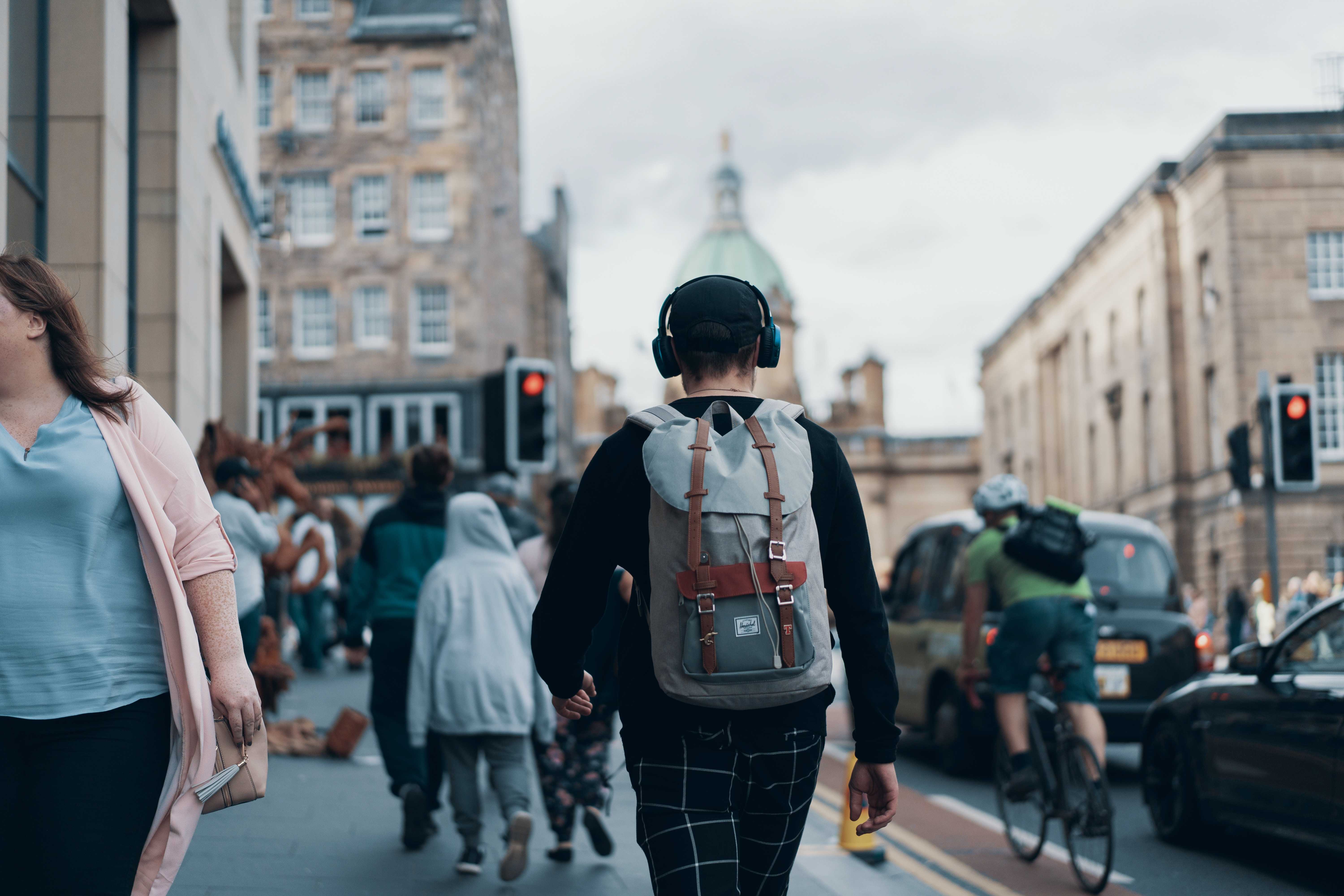 noise cancelling headphones against noise pollution