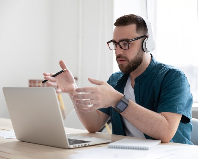 Headset with microphone that blocks out background discount noise