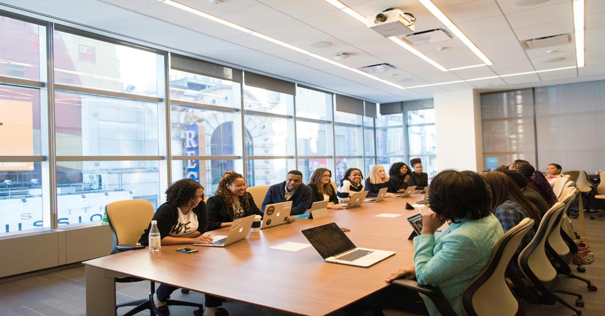 How To Facilitate A Meeting: The Ultimate Guide