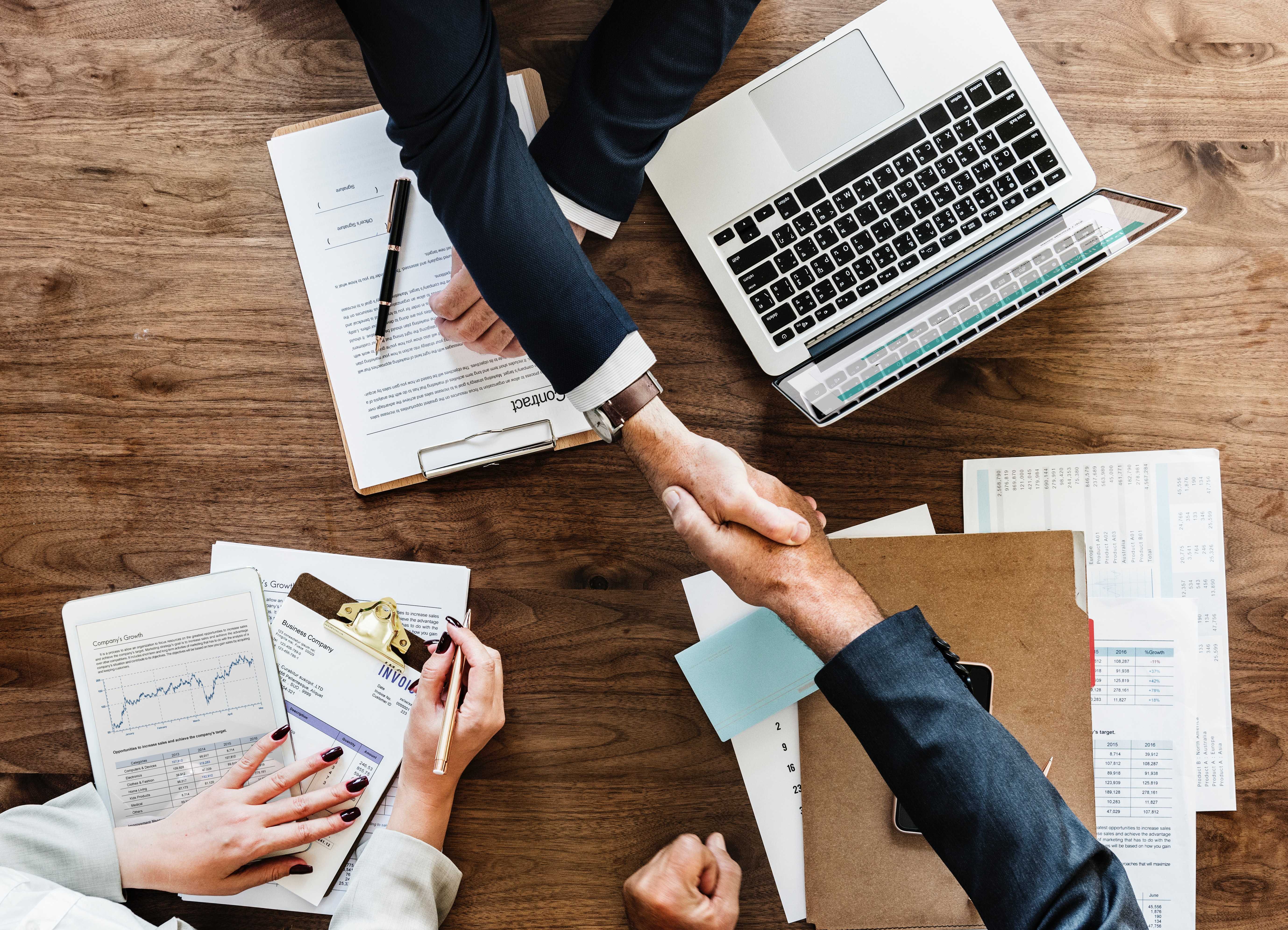 Digital nomads shaking hands