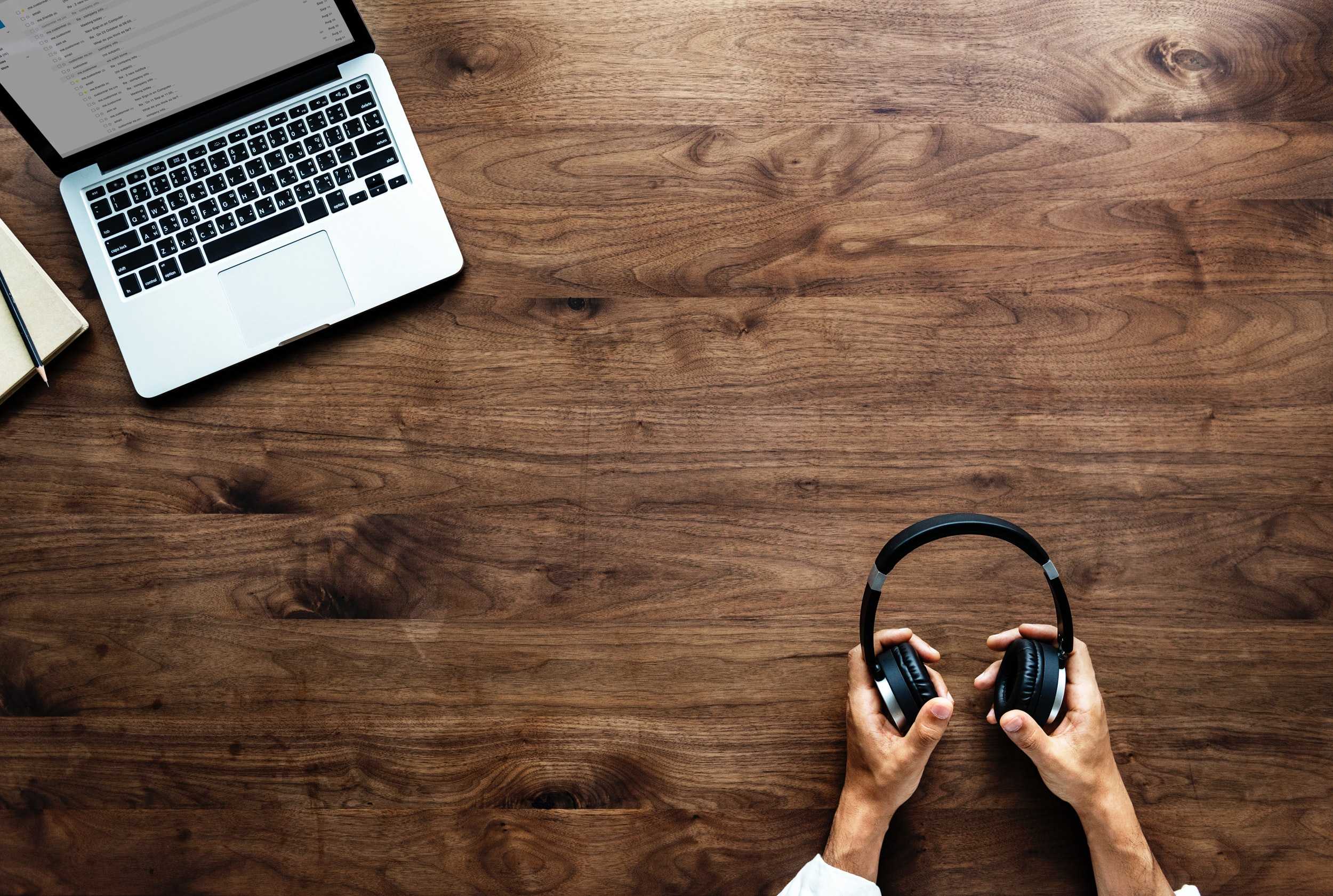 digital nomad noise cancelling headphones on a desk